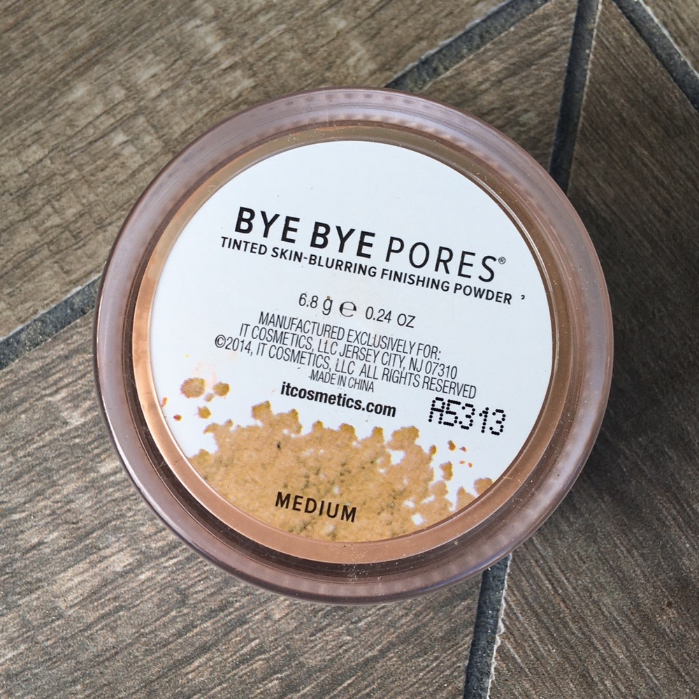 It Cosmetics Tinted Skin Blurring Finishing Powder- Medium. 0.24 oz